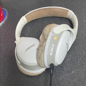 Bose White Over-Ear Wireless Headphones
